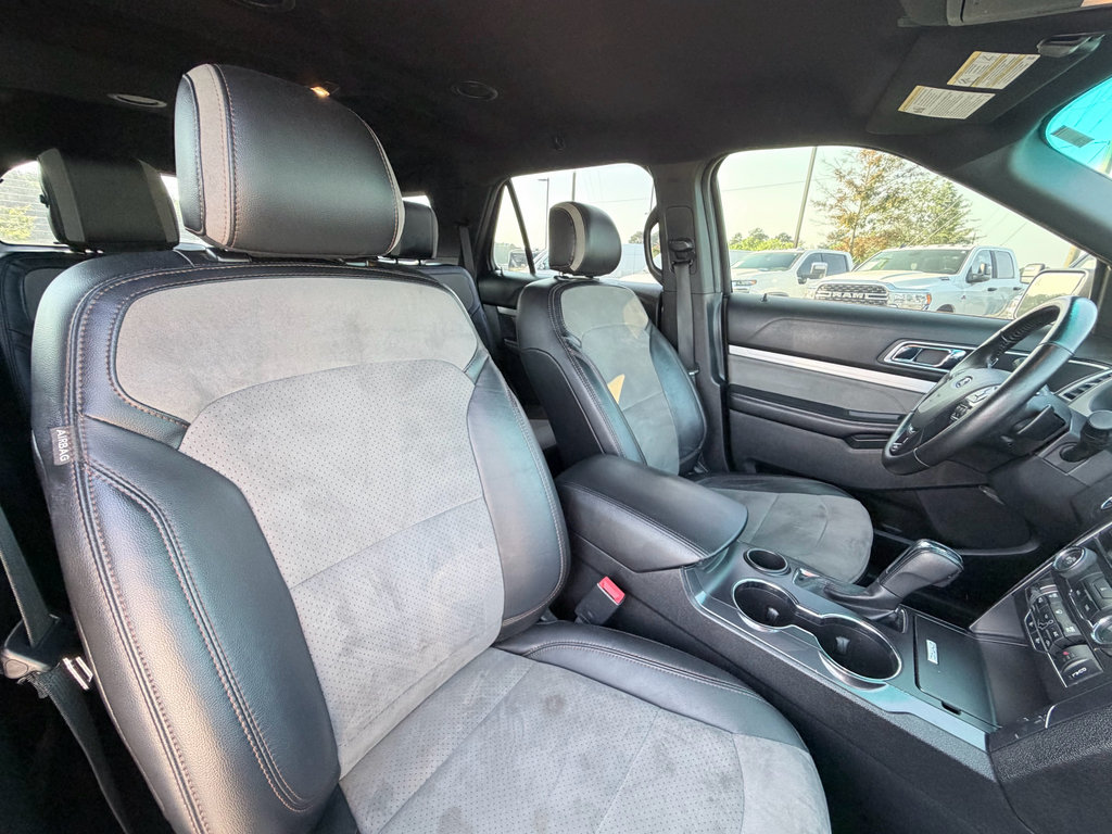 Used 2017 Ford Explorer XLT w/ Equipment Group 202A FWD image 24