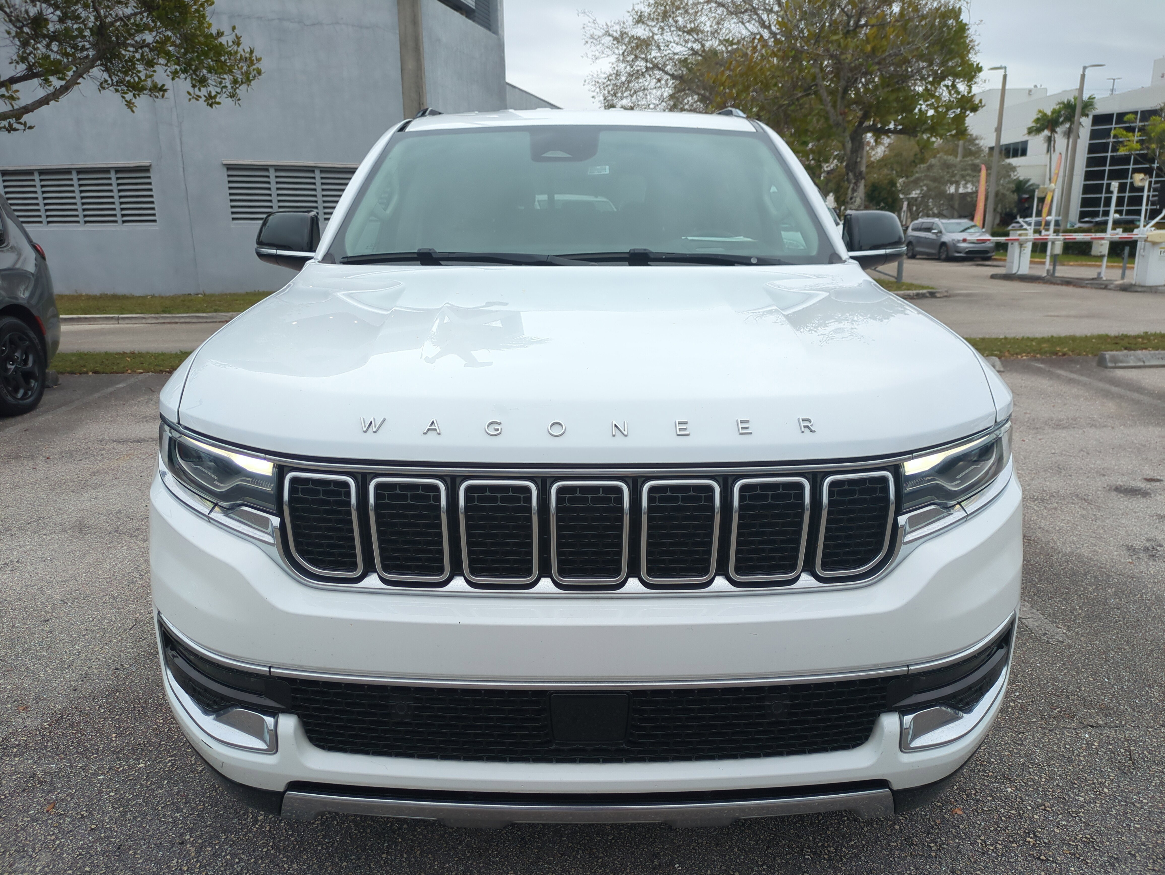 Certified 2024 Jeep Wagoneer L Series III w/ Flexible Seating Group image 3