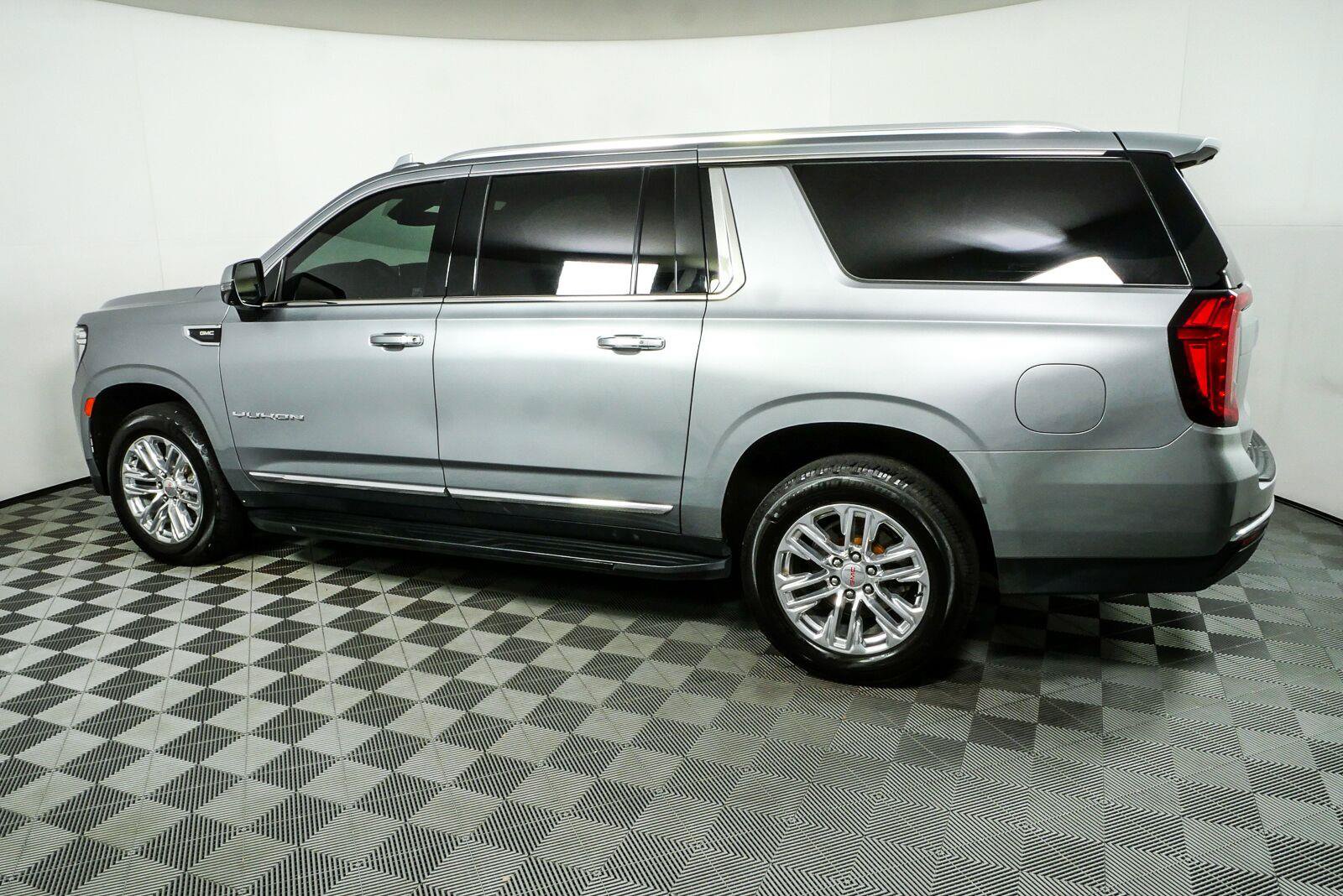 Used 2023 GMC Yukon XL SLT w/ SLT Luxury Package RWD image 14