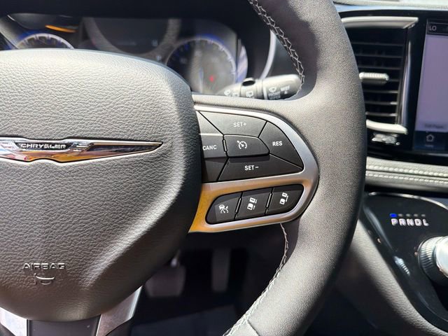 Used 2025 Chrysler Pacifica Select FWD image 25