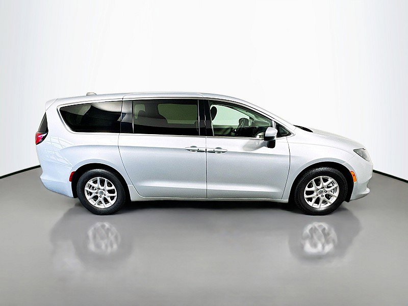 Used 2023 Chrysler Voyager LX image 8
