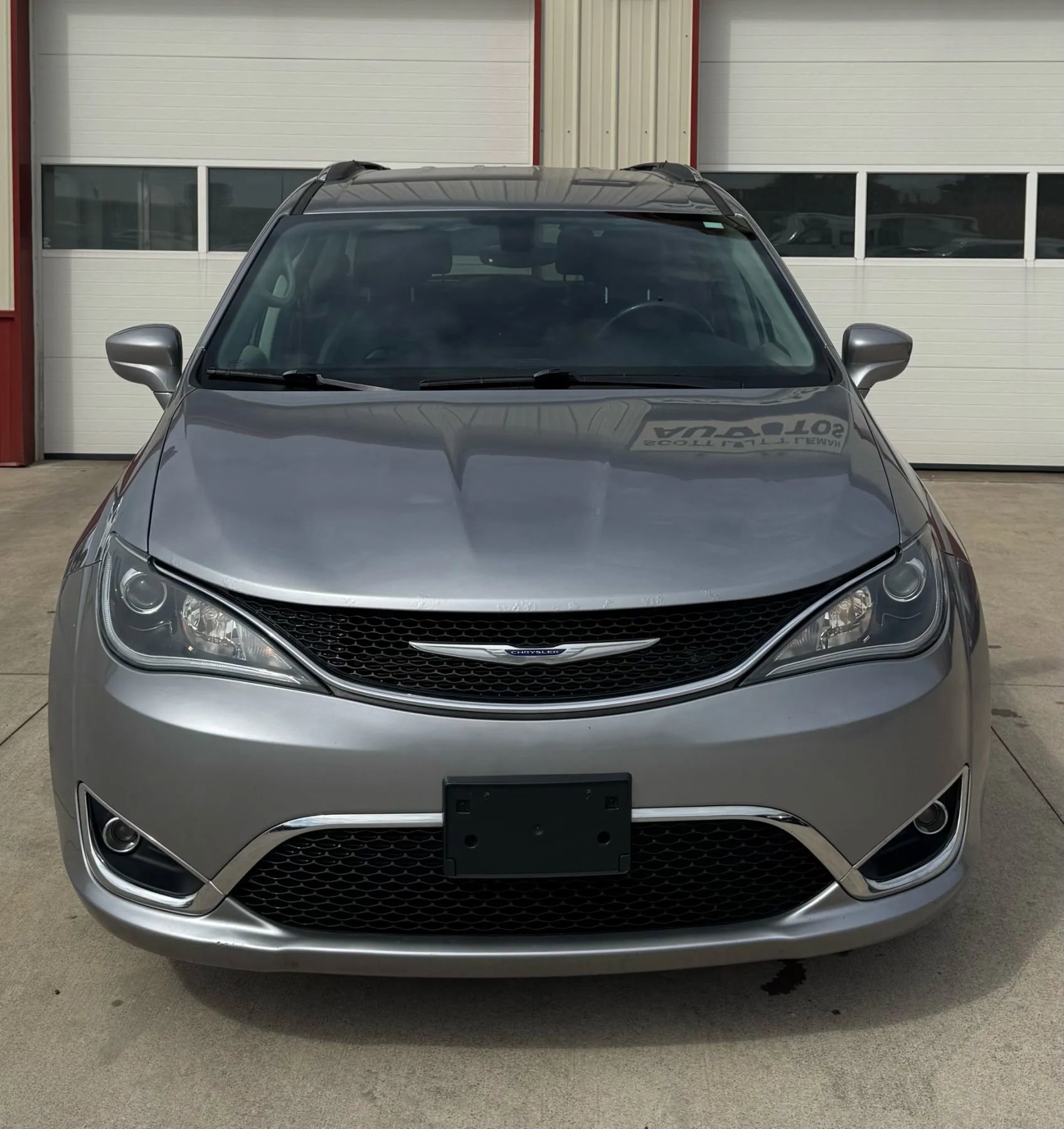 Used 2019 Chrysler Pacifica Touring-L image 2