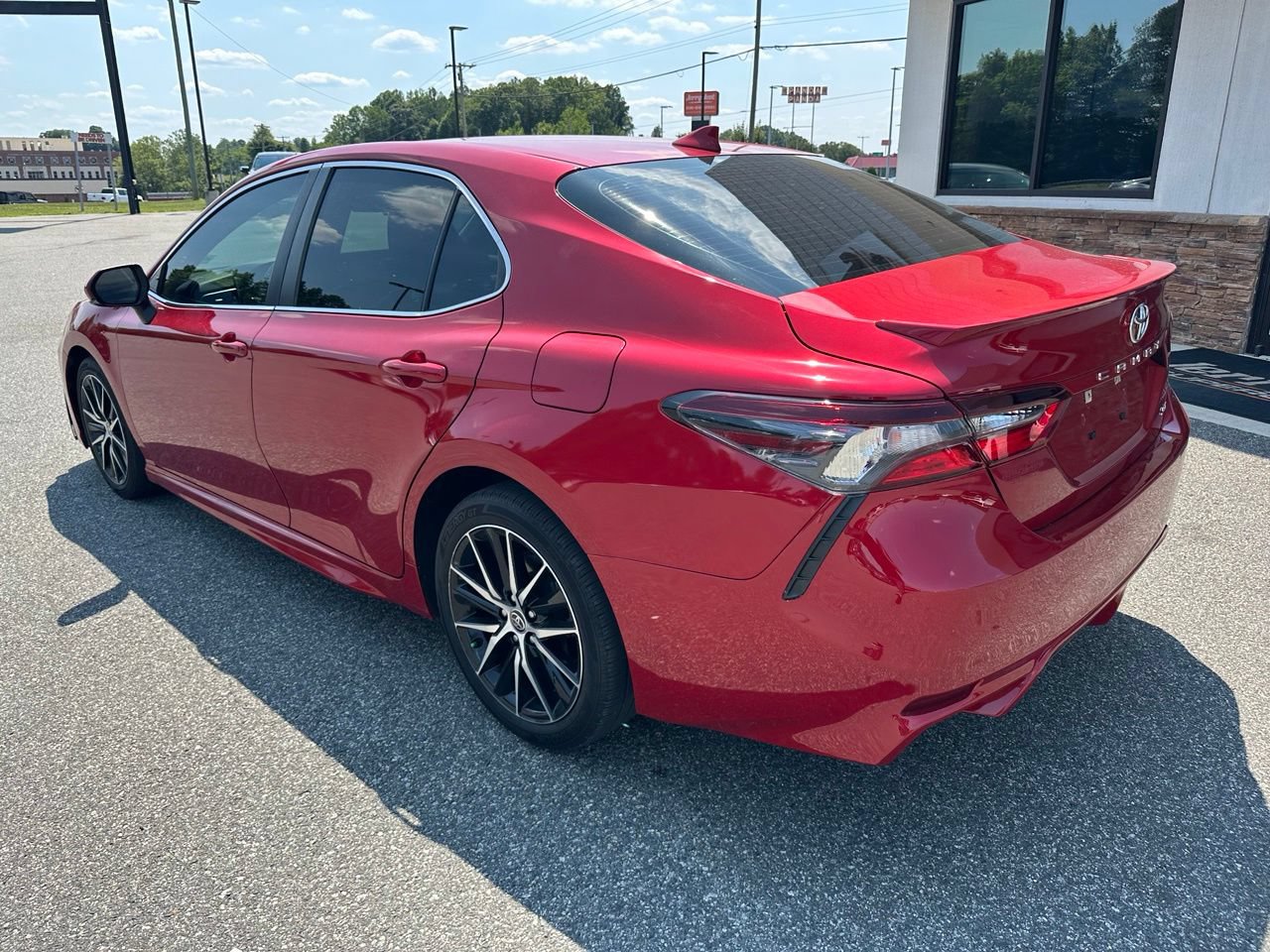 Used 2022 Toyota Camry SE FWD image 6