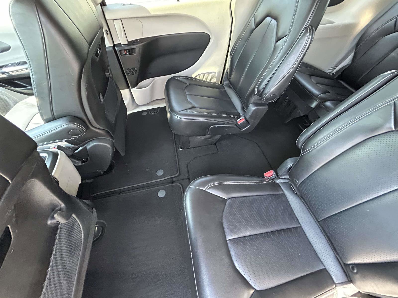 Used 2023 Chrysler Pacifica Touring-L FWD image 11