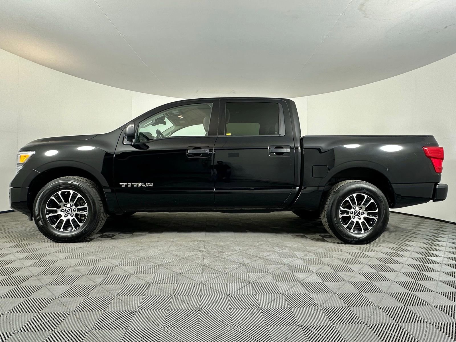 Used 2023 Nissan Titan SV image 19