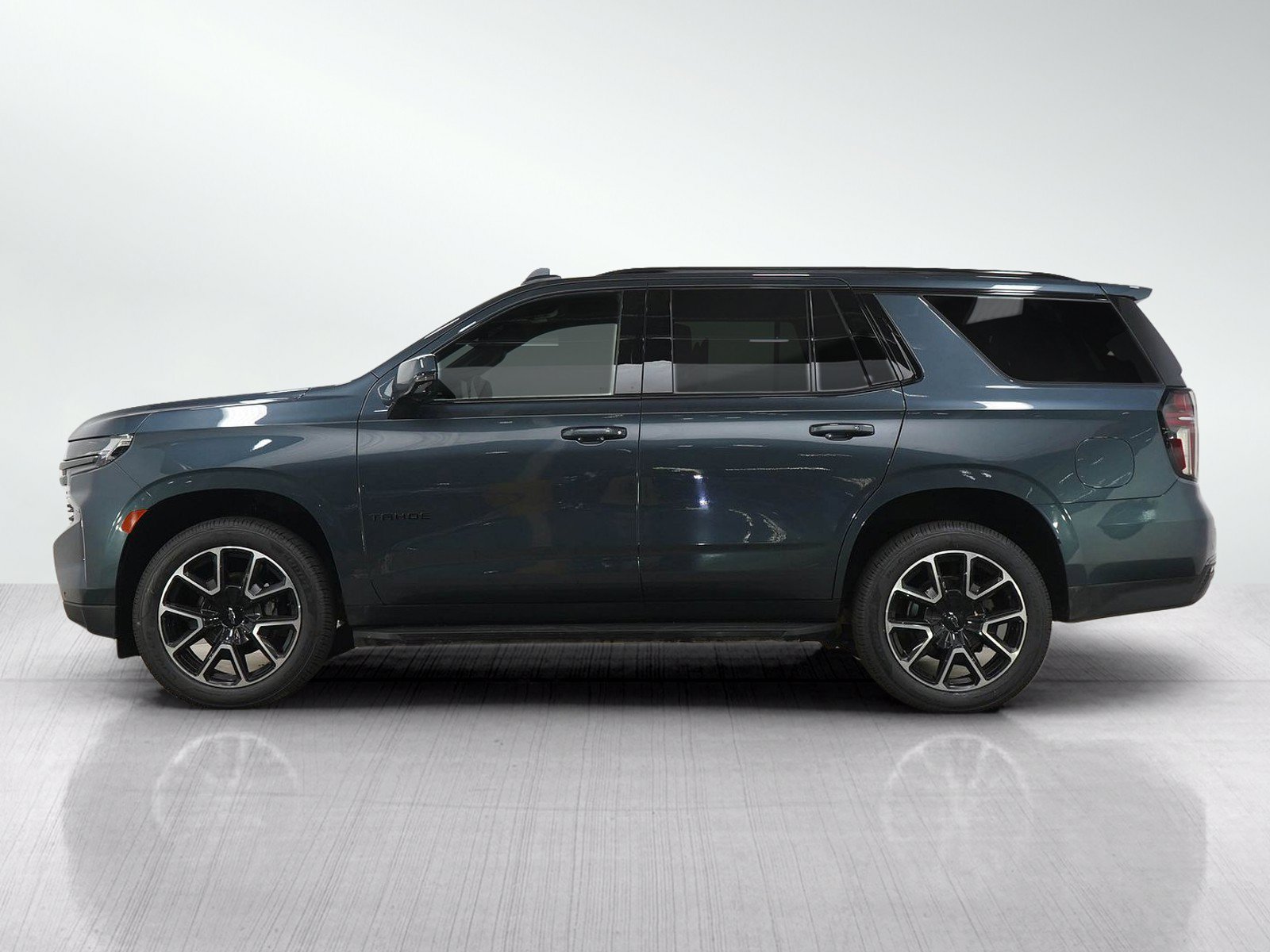 Used 2021 Chevrolet Tahoe RST w/ Luxury Package AWD/4WD image 2