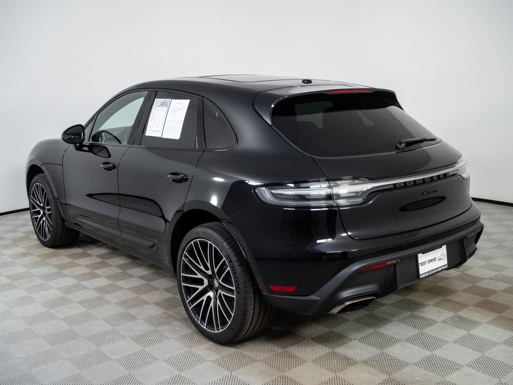 Certified 2025 Porsche Macan image 3