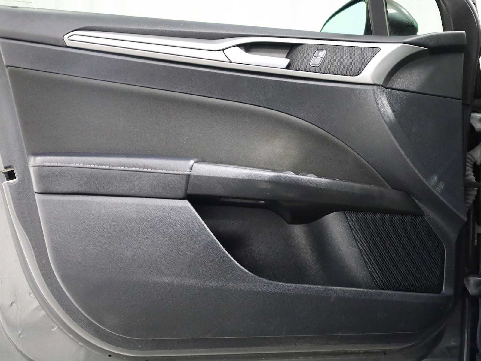 Used 2019 Ford Fusion SE FWD image 16