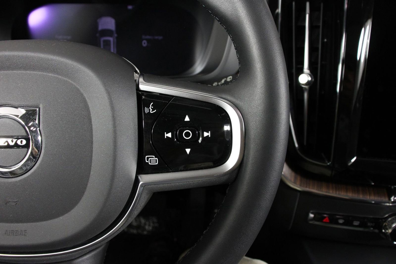 Certified 2023 Volvo XC60 T8 Plus AWD/4WD image 11