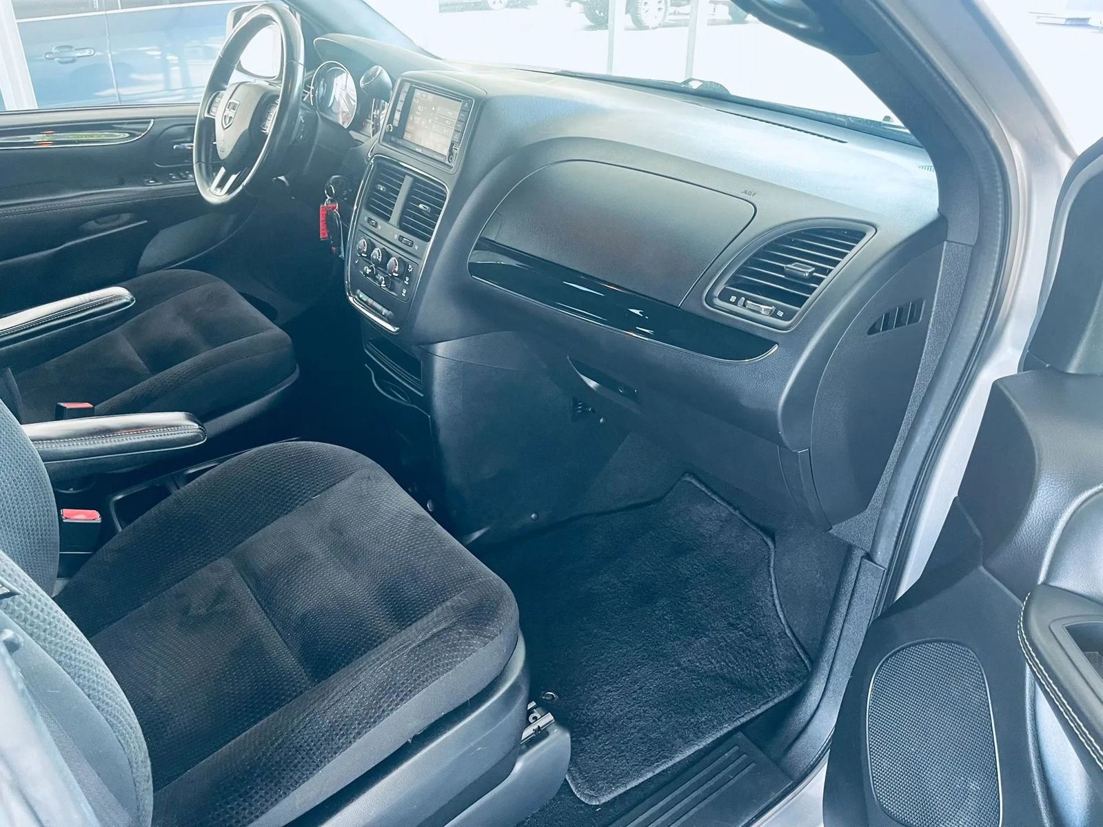 Used 2018 Dodge Grand Caravan SE FWD image 19