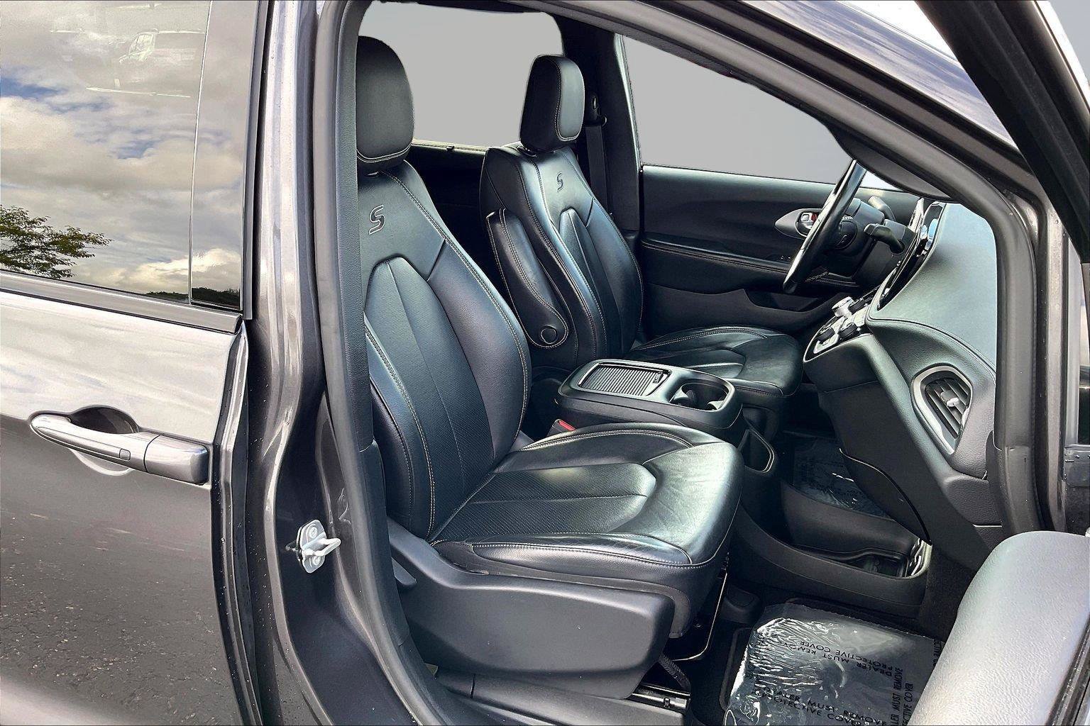 Used 2021 Chrysler Pacifica Touring-L w/ S Appearance Package FWD image 7