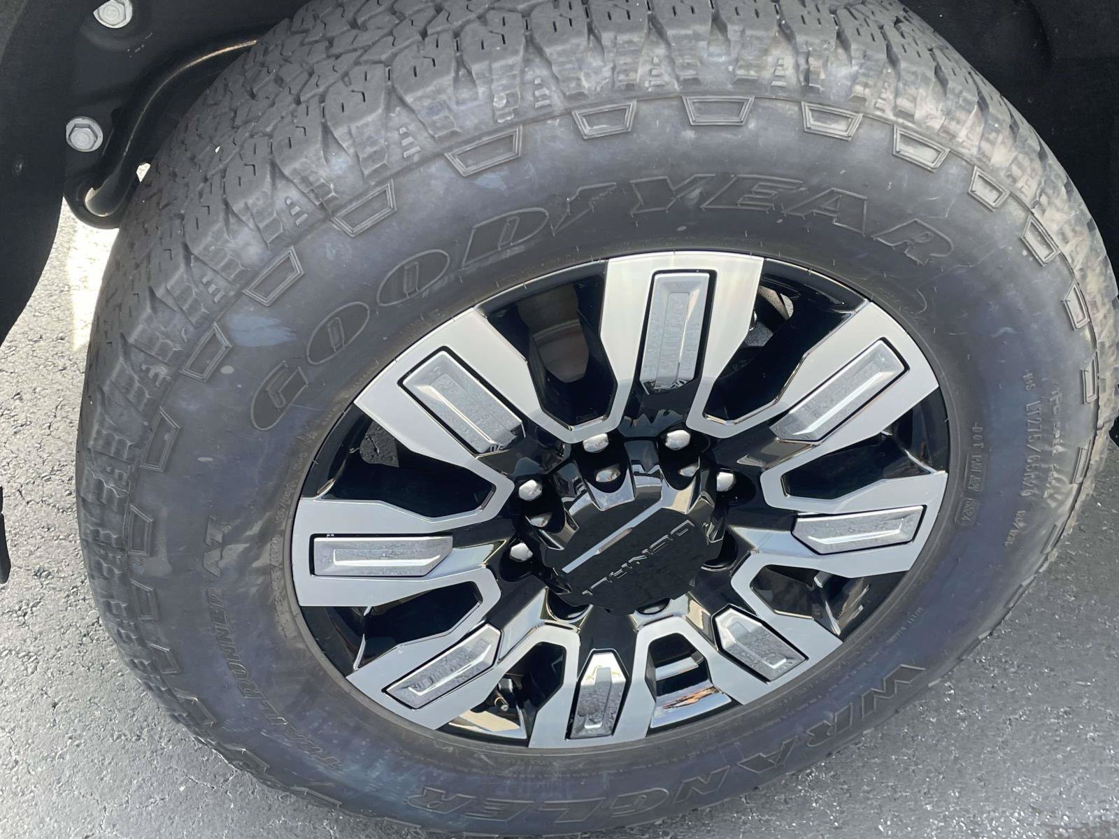 Certified 2025 GMC Sierra 2500 Denali w/ Denali Reserve Package AWD/4WD image 11