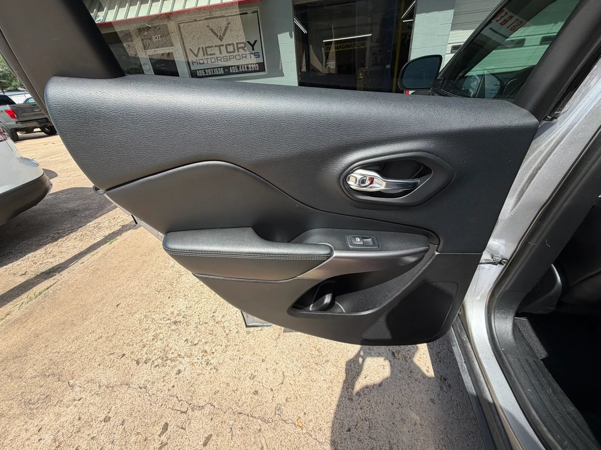 Used 2019 Jeep Cherokee Limited w/ Luxury Group AWD/4WD image 20