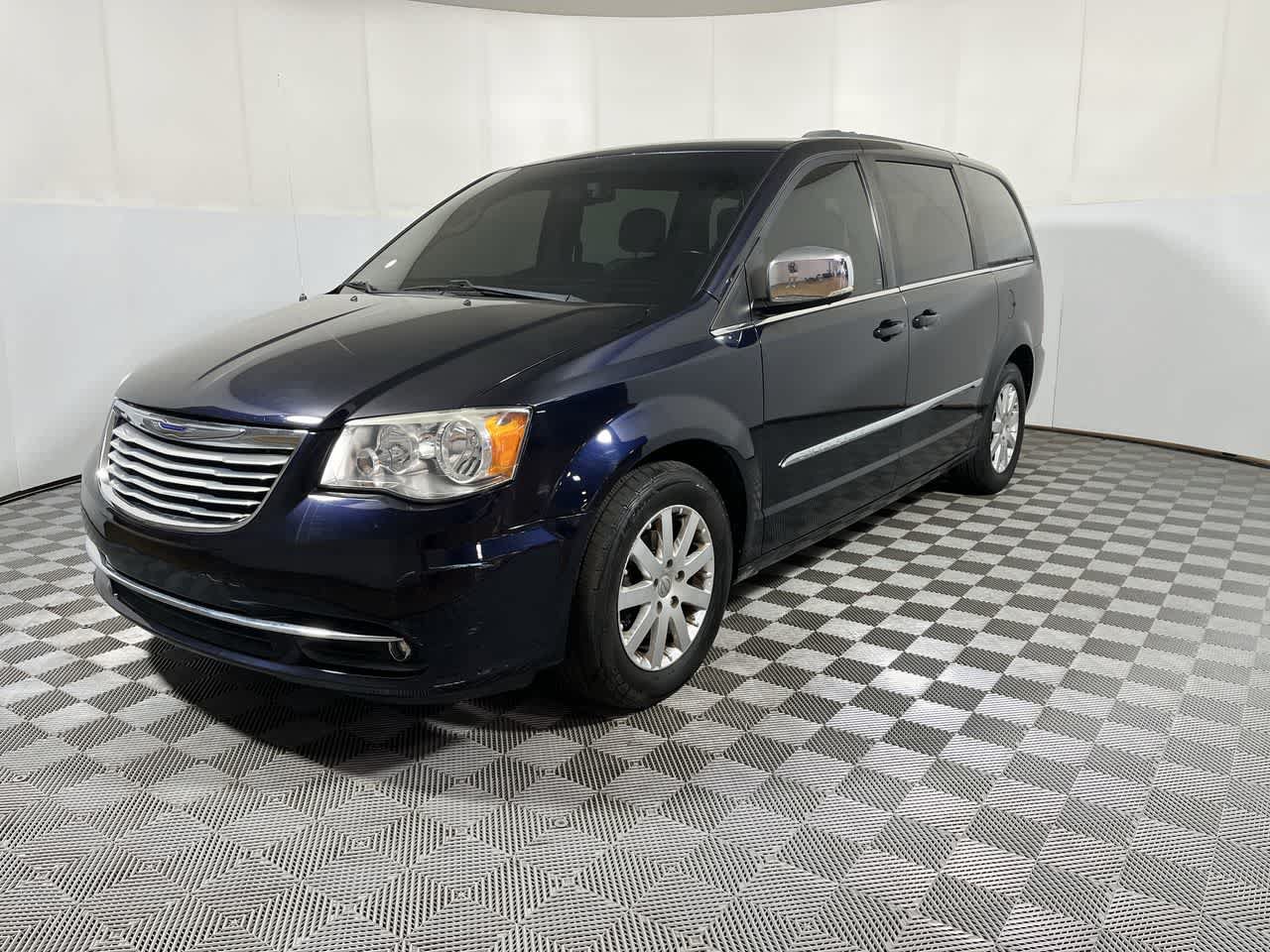 Used 2011 Chrysler Town & Country Touring-L w/ Entertainment Group #2 FWD image 4