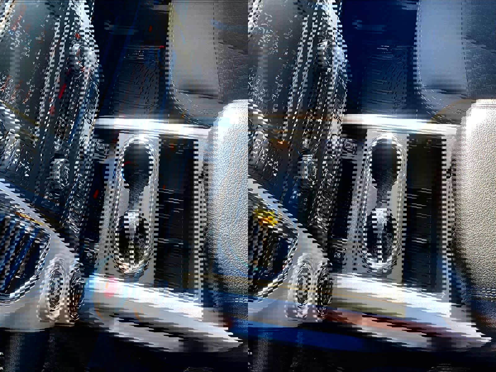 Used 2019 Nissan Titan SV w/ SV Convenience Package image 19