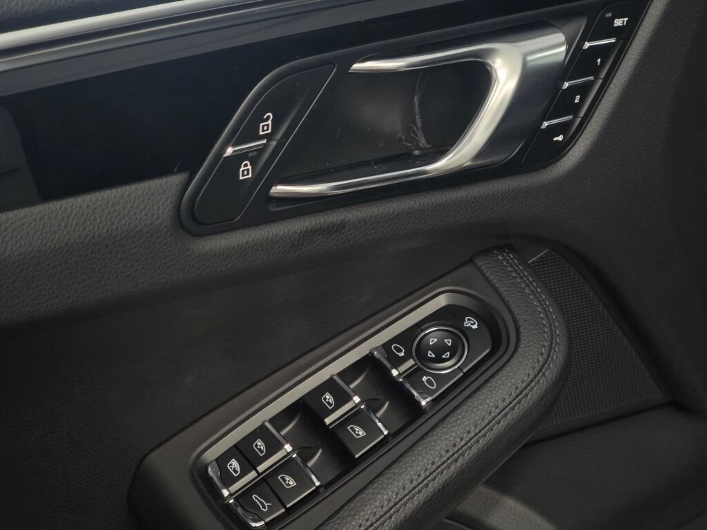 Certified 2024 Porsche Macan AWD/4WD image 37