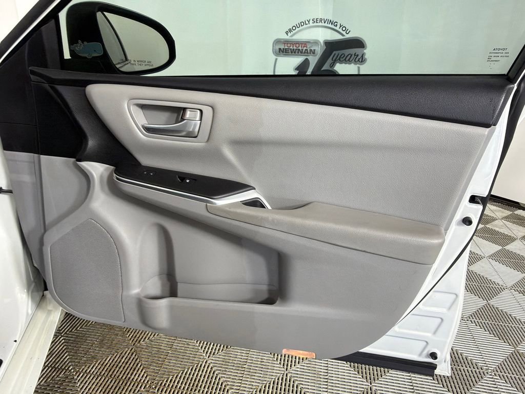 Used 2016 Toyota Camry SE w/ Moonroof Package image 15