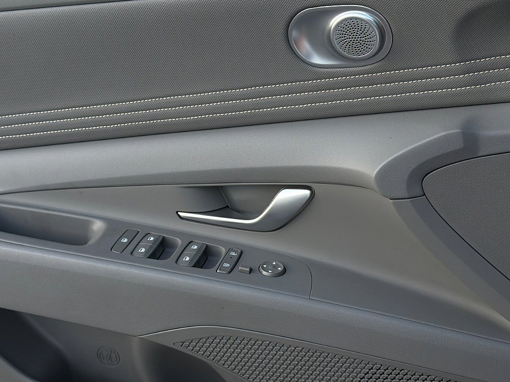 Used 2025 Hyundai Elantra SEL image 18