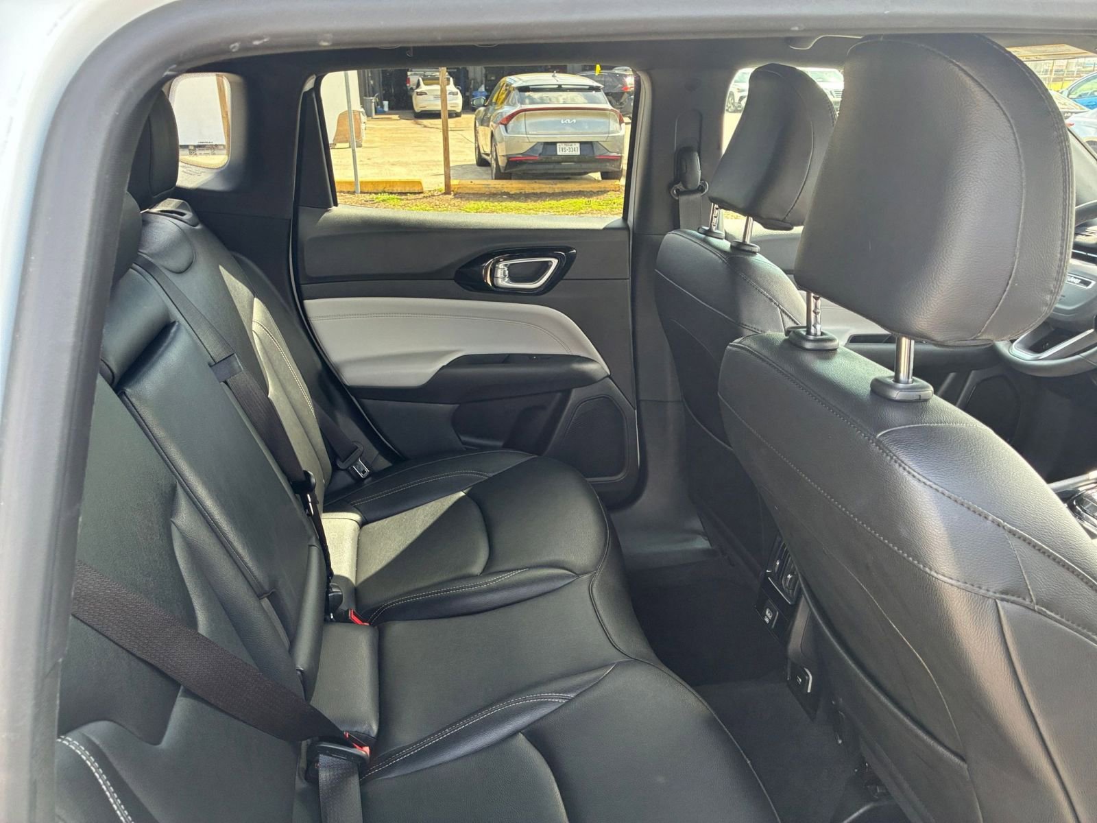 Used 2025 Jeep Compass Limited image 24