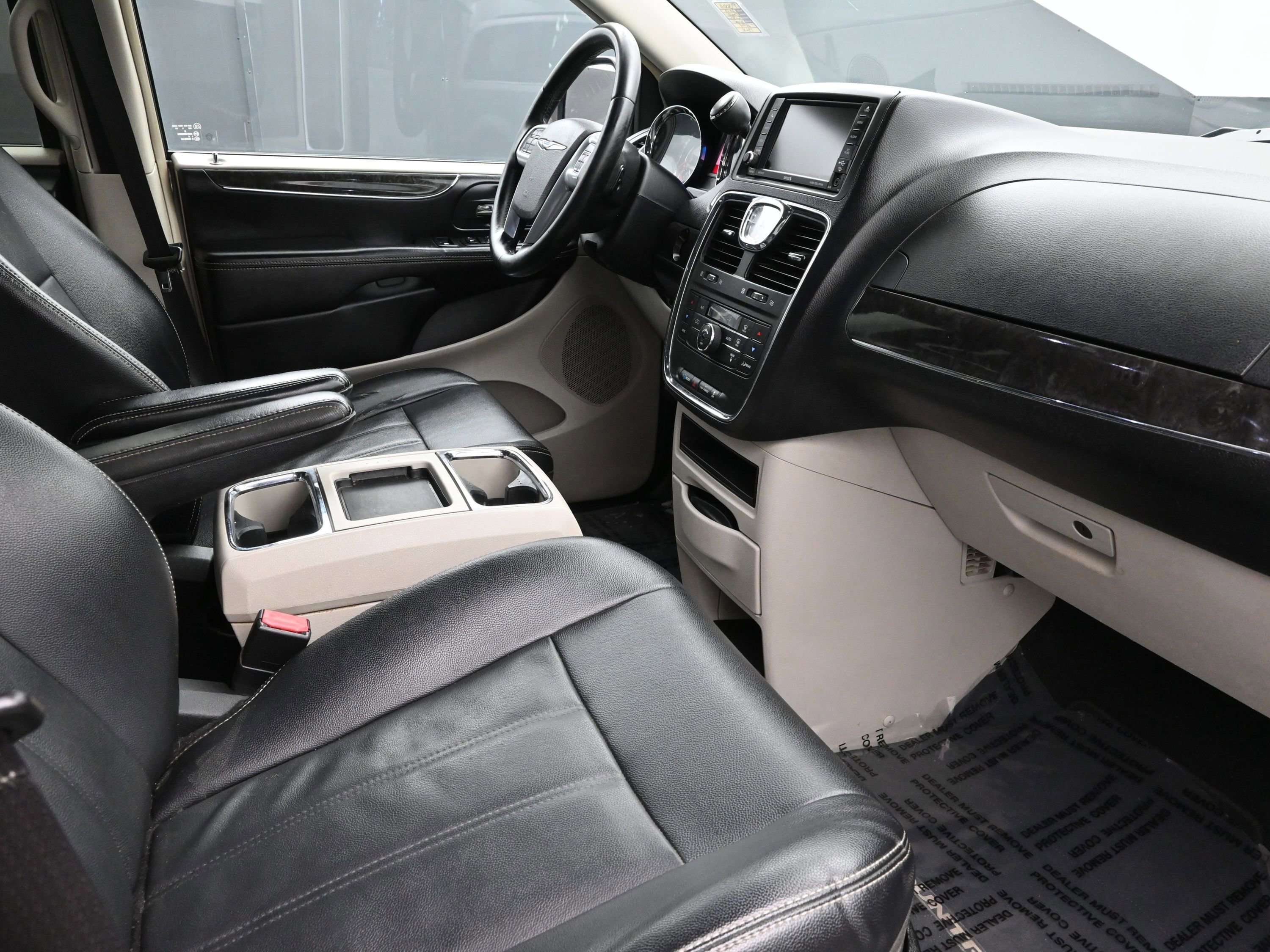 Used 2013 Chrysler Town & Country Touring image 27