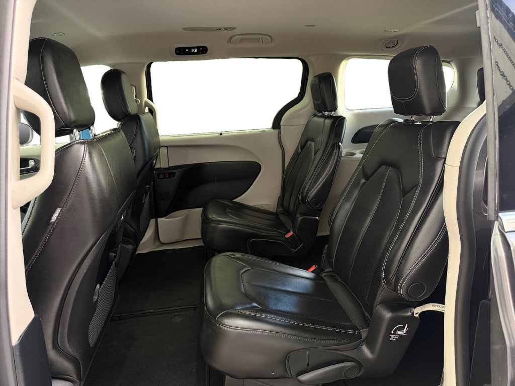 Used 2023 Chrysler Pacifica Touring-L FWD image 16