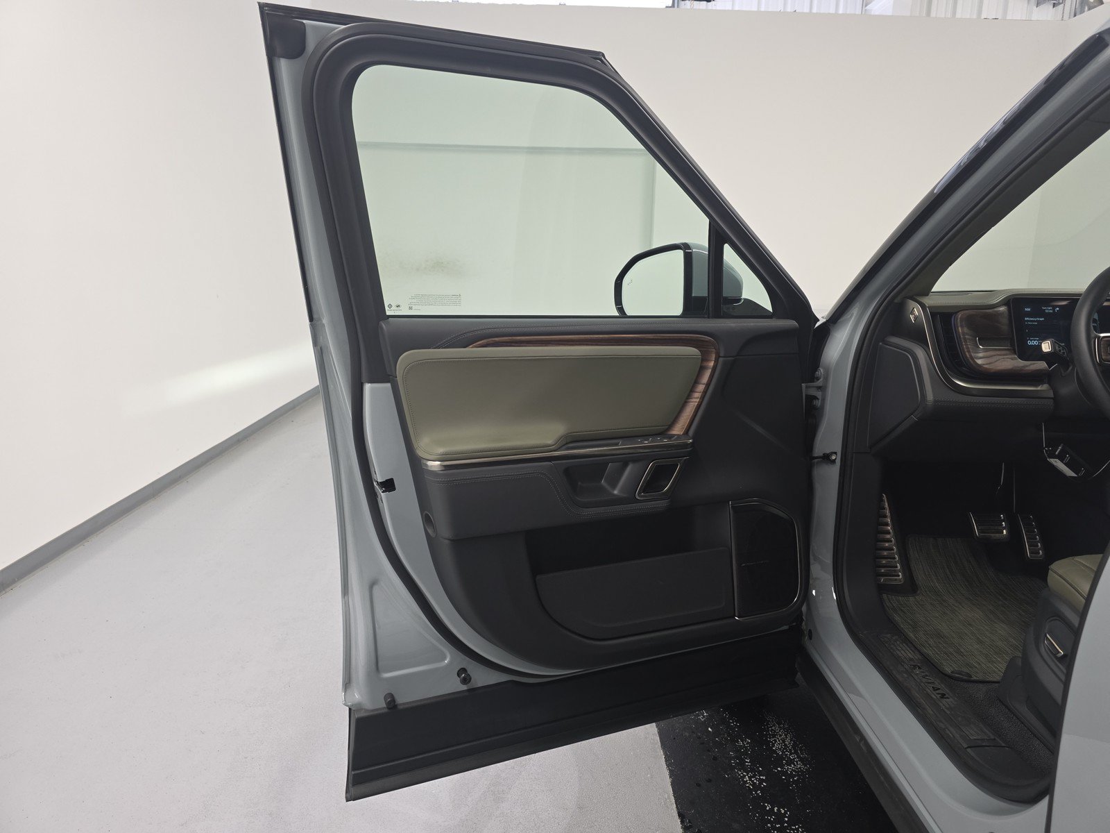Used 2022 Rivian R1T Adventure AWD/4WD image 16