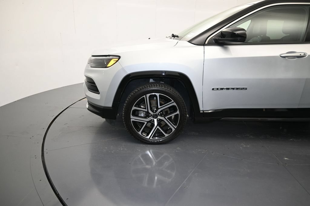 Used 2025 Jeep Compass Limited w/ Elite Group AWD/4WD image 9