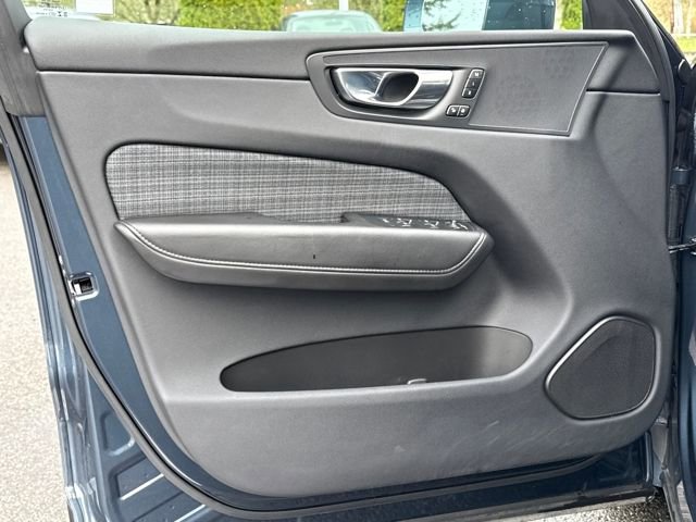 Used 2022 Volvo XC60 B5 Momentum image 20