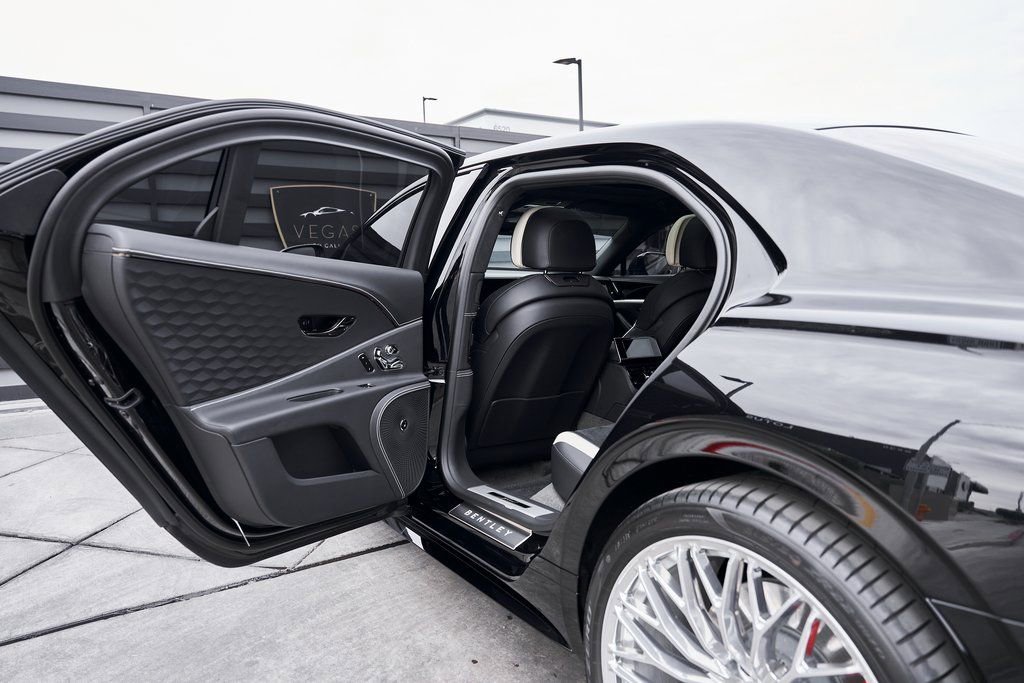 Used 2025 Bentley Flying Spur Plug-In Hybrid image 29