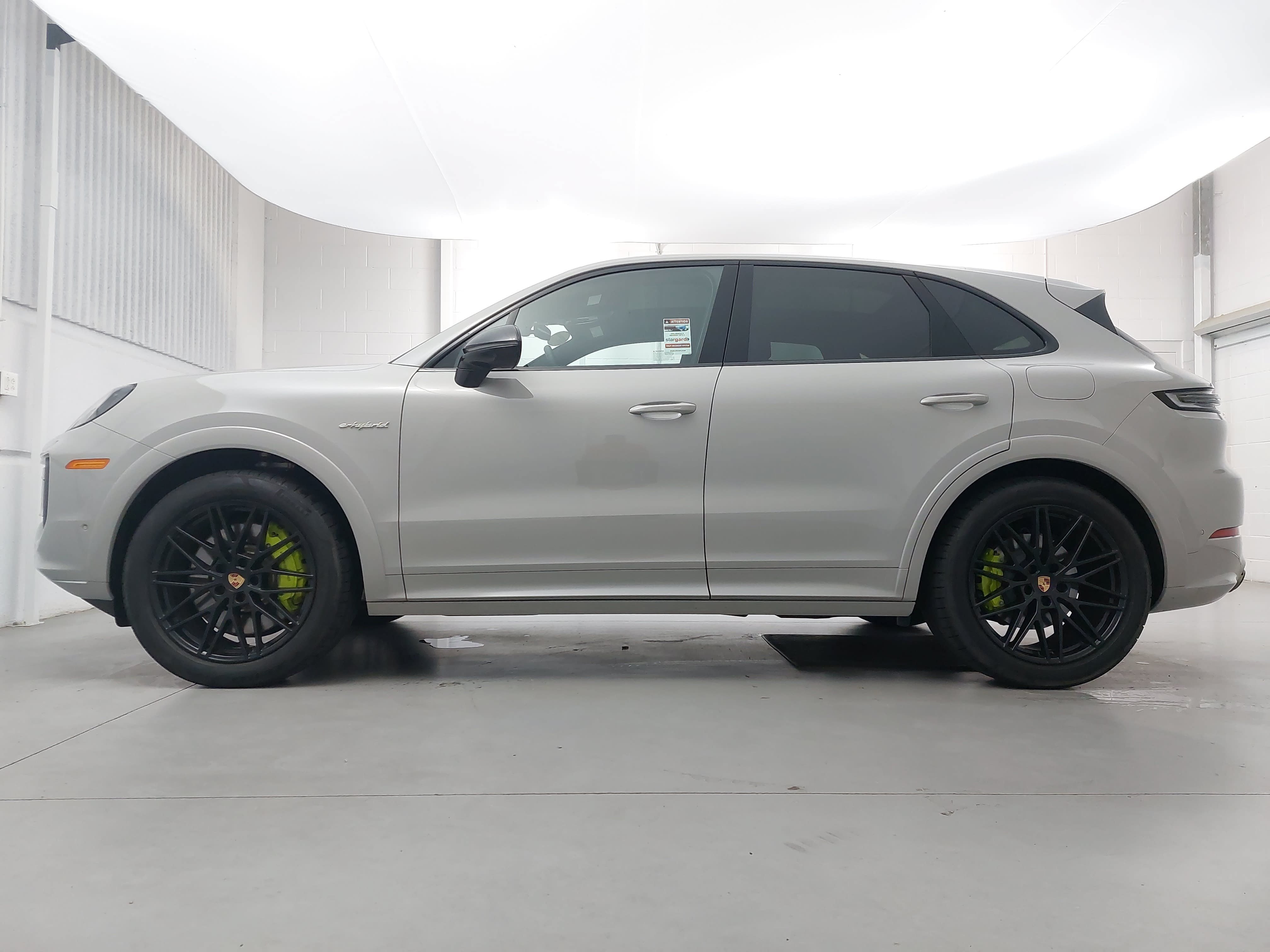 Certified 2025 Porsche Cayenne E-Hybrid AWD/4WD image 2