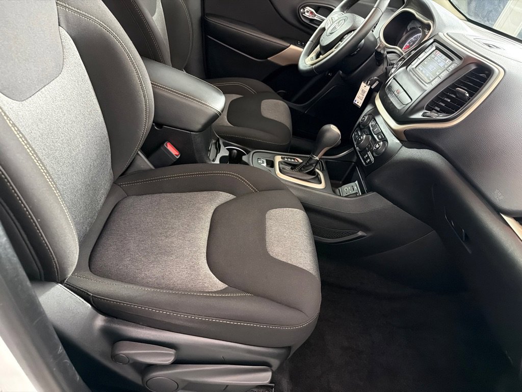 Used 2018 Jeep Cherokee Latitude w/ Cold Weather Group image 24