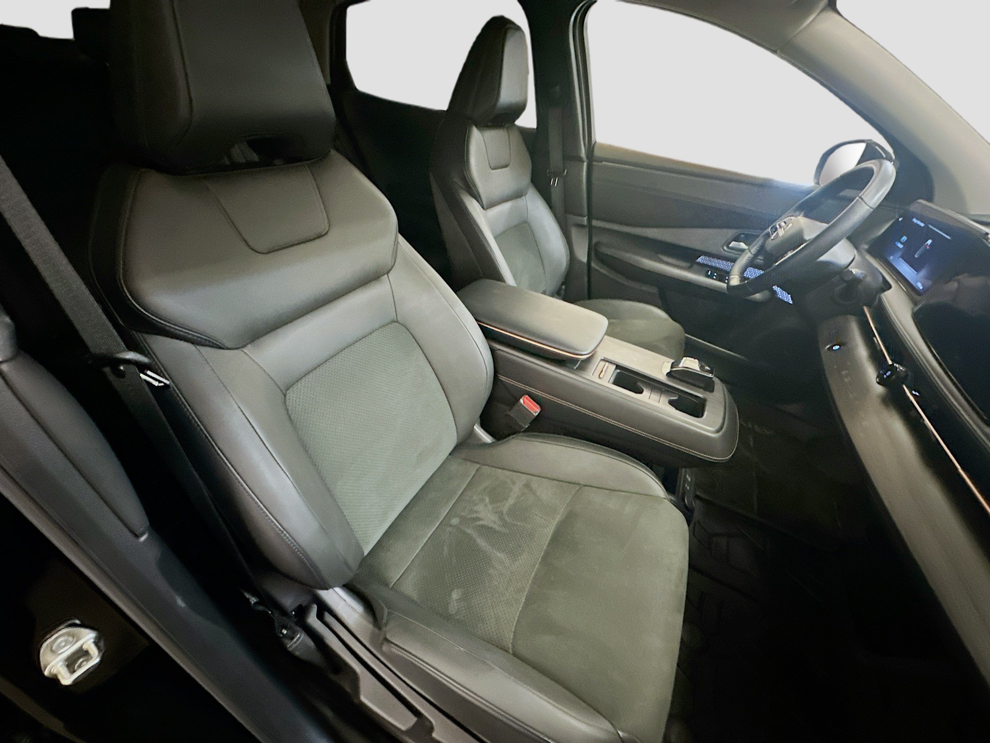 Used 2024 Nissan Ariya AWD image 32