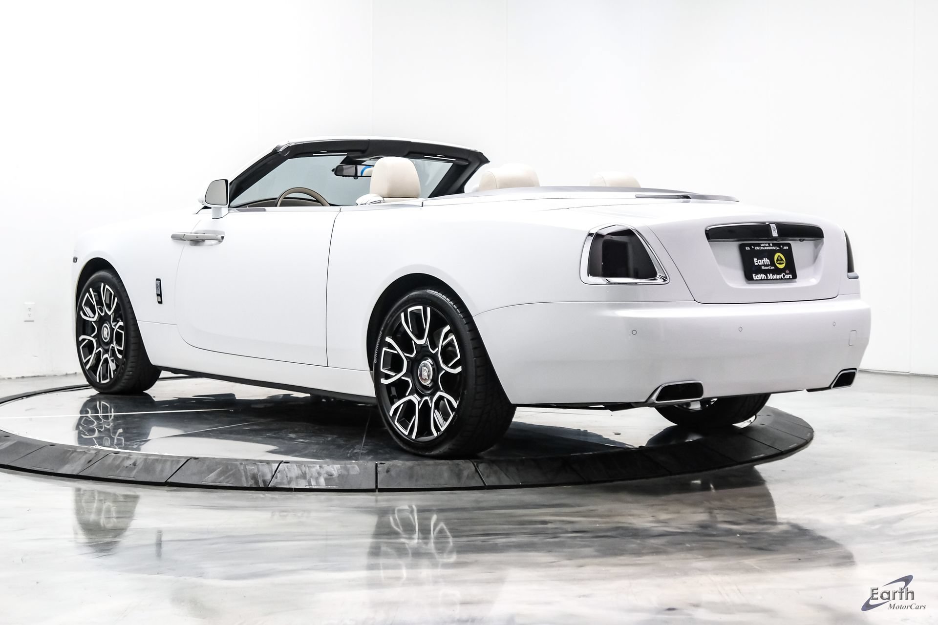 Used 2017 Rolls-Royce Dawn RWD image 13