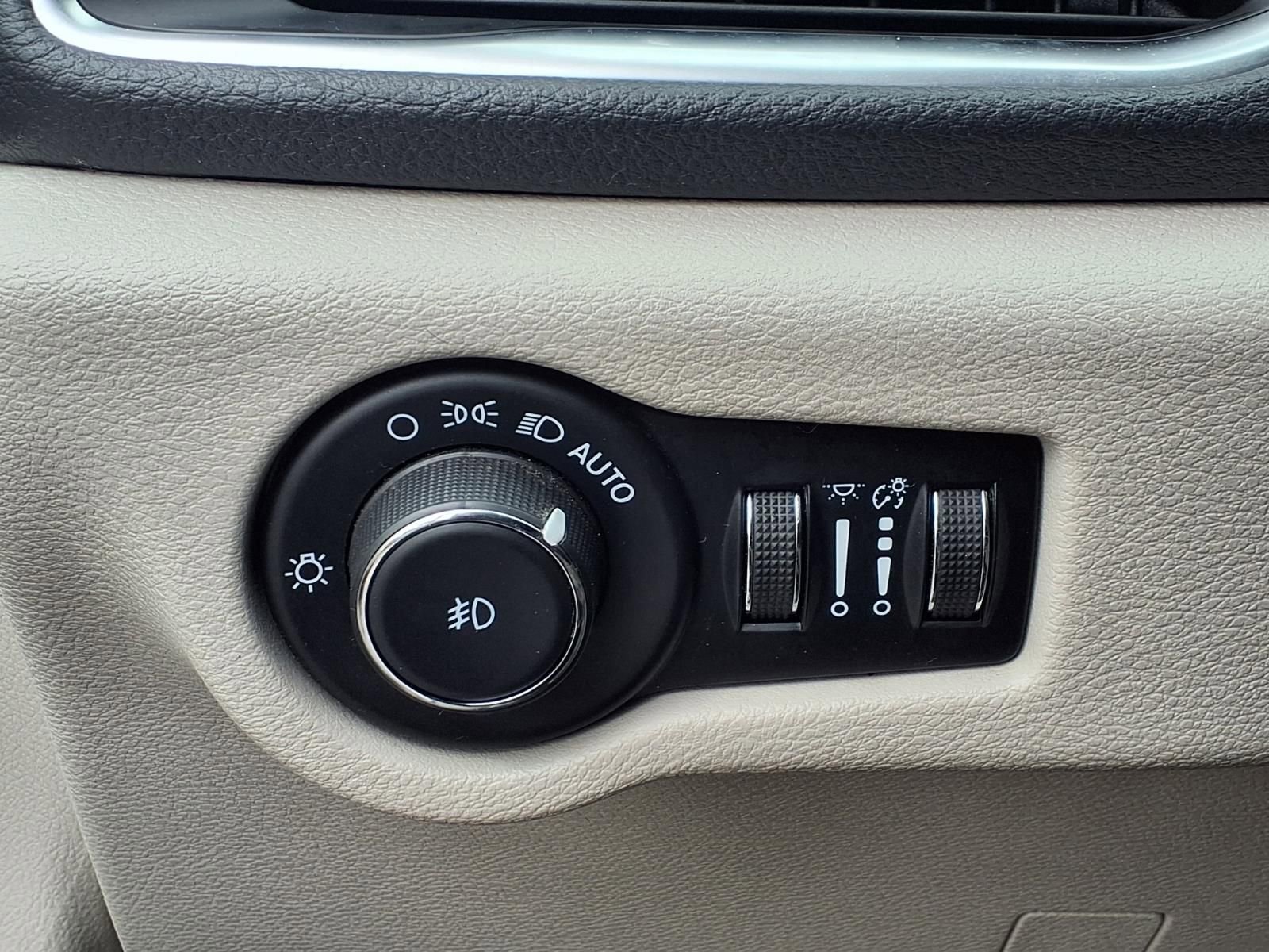 Used 2023 Chrysler Pacifica Limited image 6