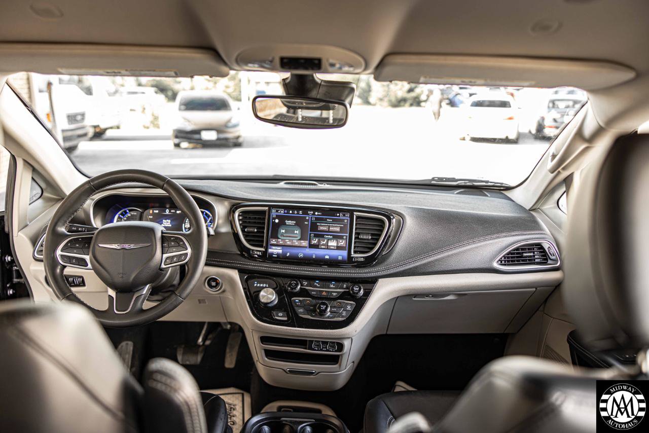 Used 2023 Chrysler Pacifica Touring-L FWD image 28