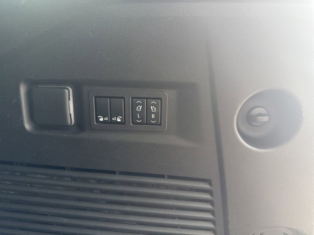 Used 2024 Chevrolet Tahoe Z71 w/ Luxury Package image 31