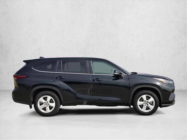 Used 2024 Toyota Highlander LE AWD/4WD image 4