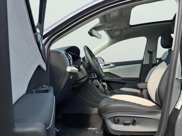 New 2025 Volkswagen Taos SEL image 16