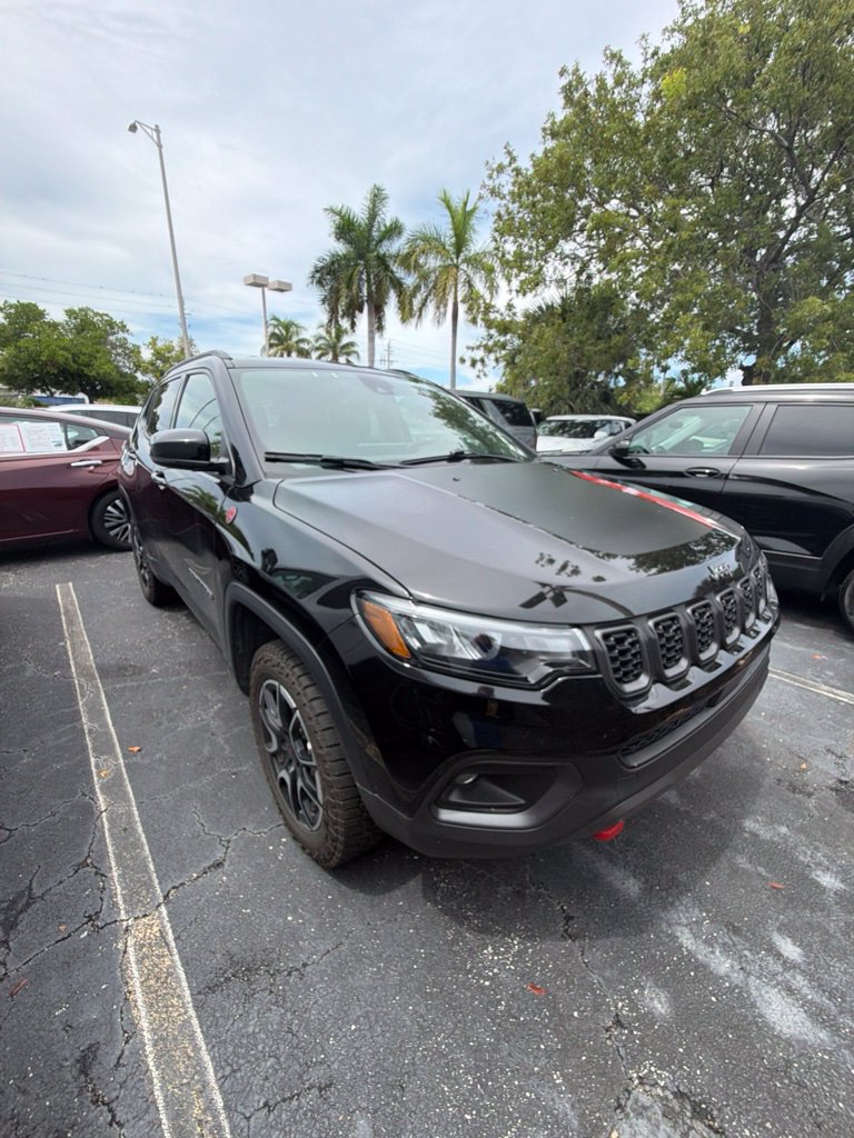 Used 2025 Jeep Compass Trailhawk AWD/4WD image 3
