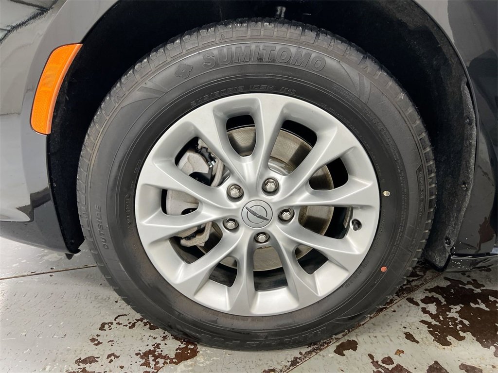 Used 2024 Chrysler Pacifica Touring-L image 26