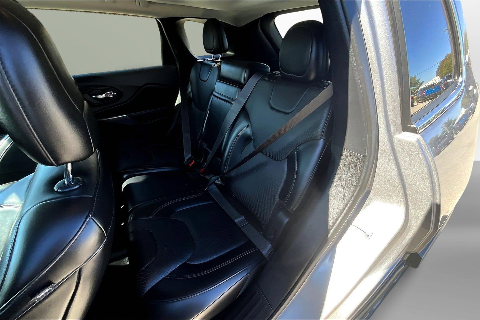 Used 2019 Jeep Cherokee Limited w/ Luxury Group AWD/4WD image 18