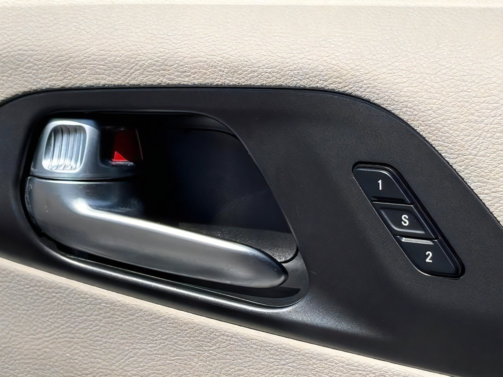 Used 2021 Chrysler Pacifica Touring-L w/ Uconnect Theater Family Group FWD image 22