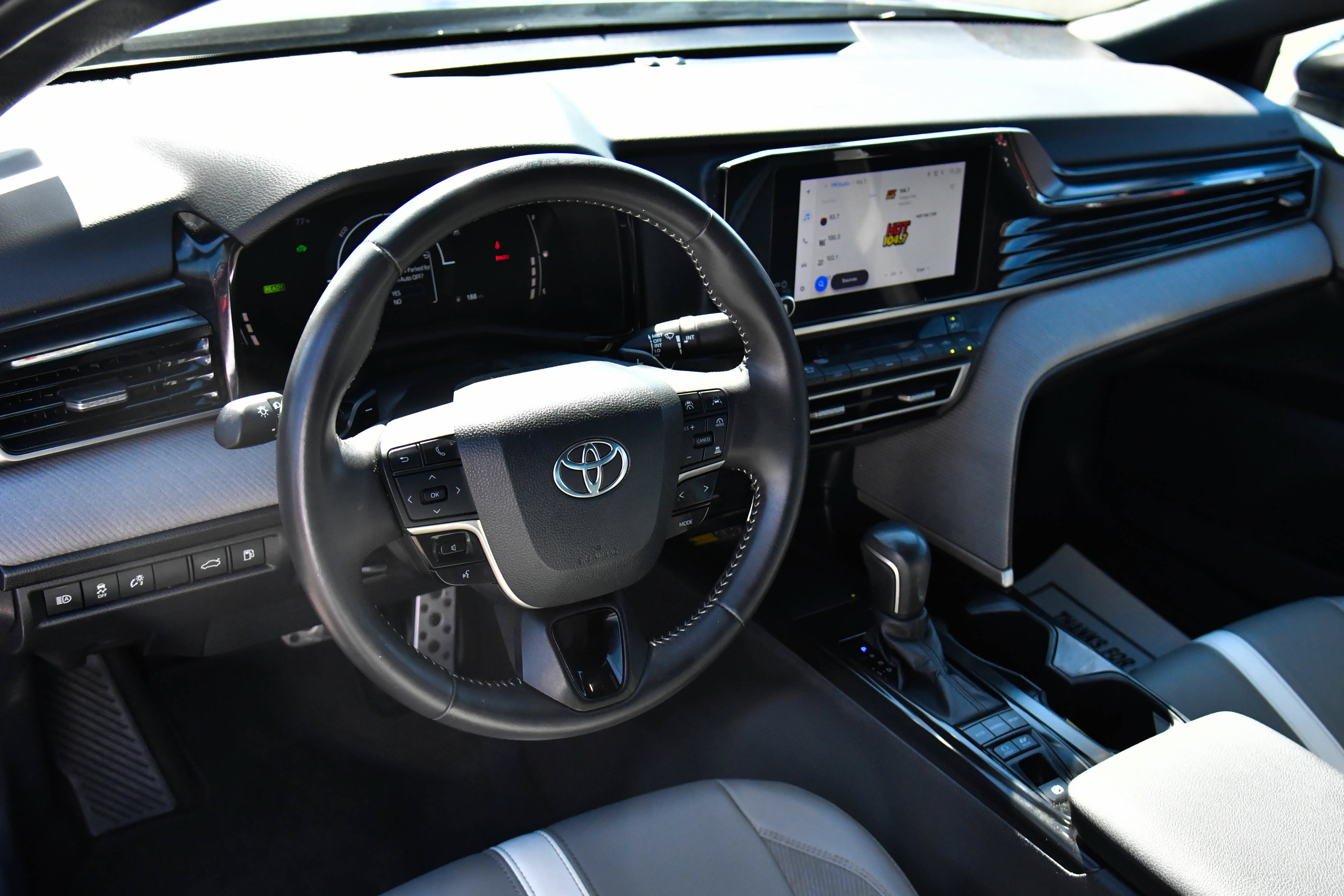 Used 2025 Toyota Camry SE w/ Convenience Package FWD image 16
