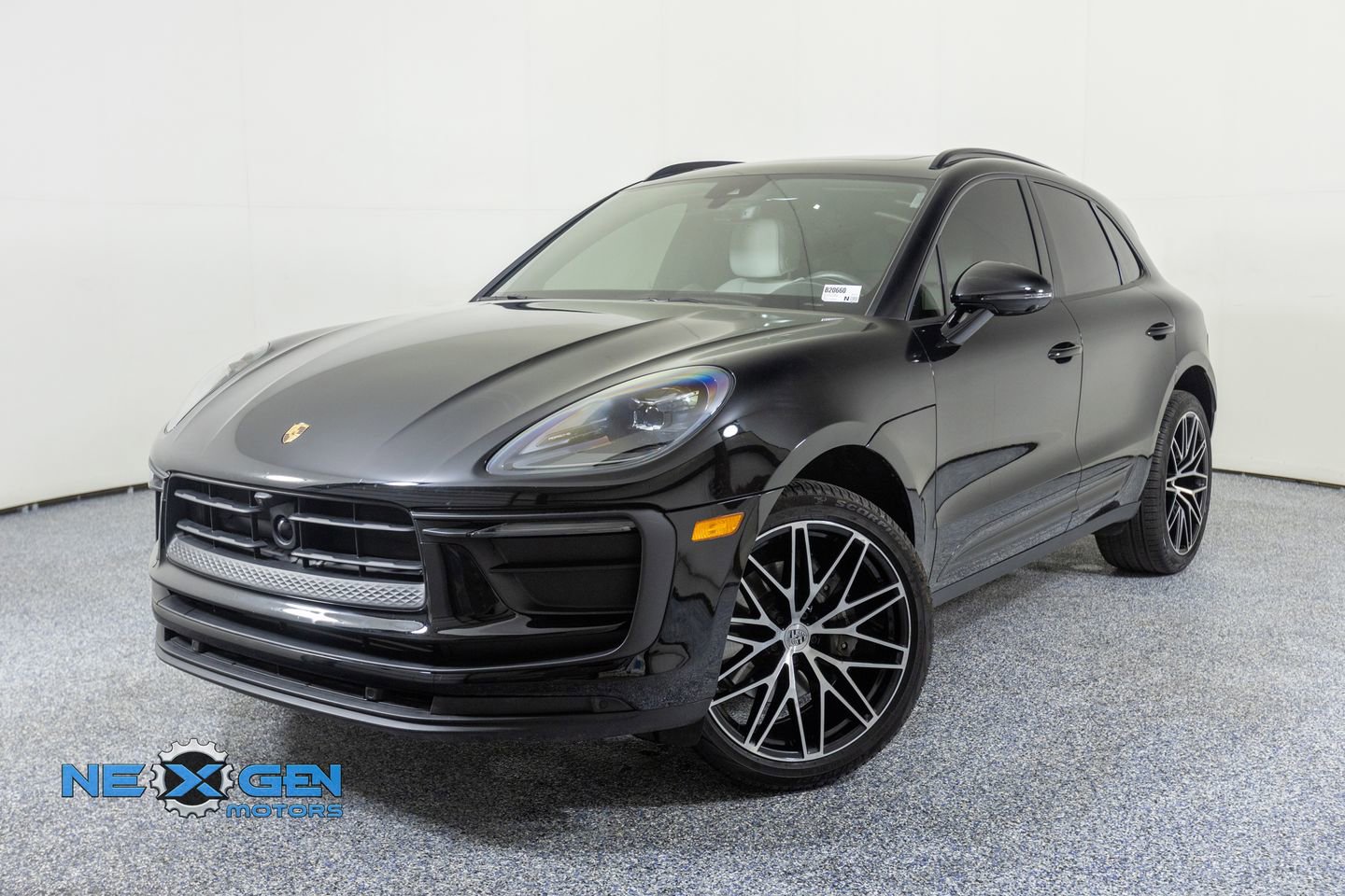 Used 2024 Porsche Macan AWD/4WD image 3