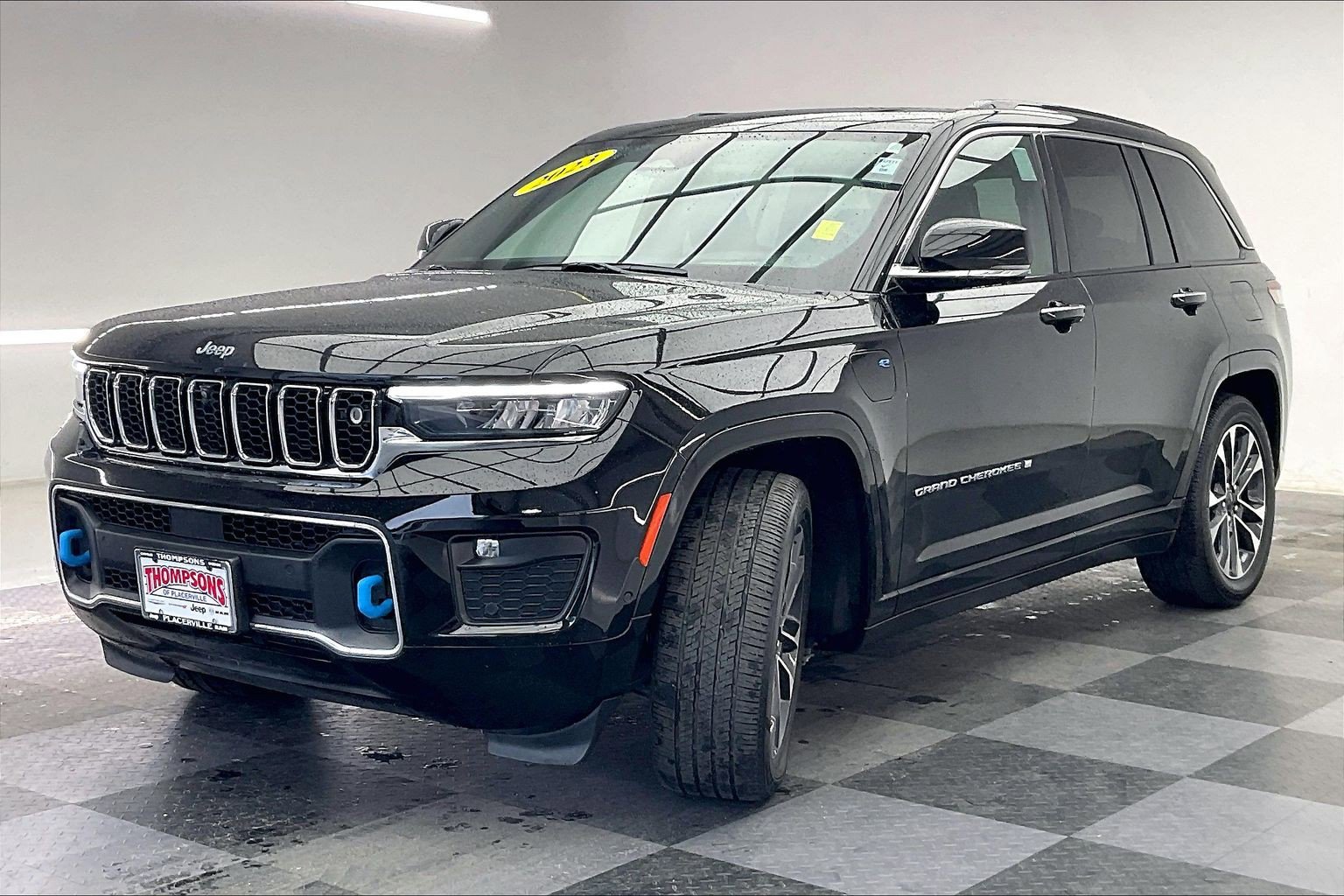 Used 2023 Jeep Grand Cherokee Overland w/ Advanced Protech Group III AWD/4WD image 12