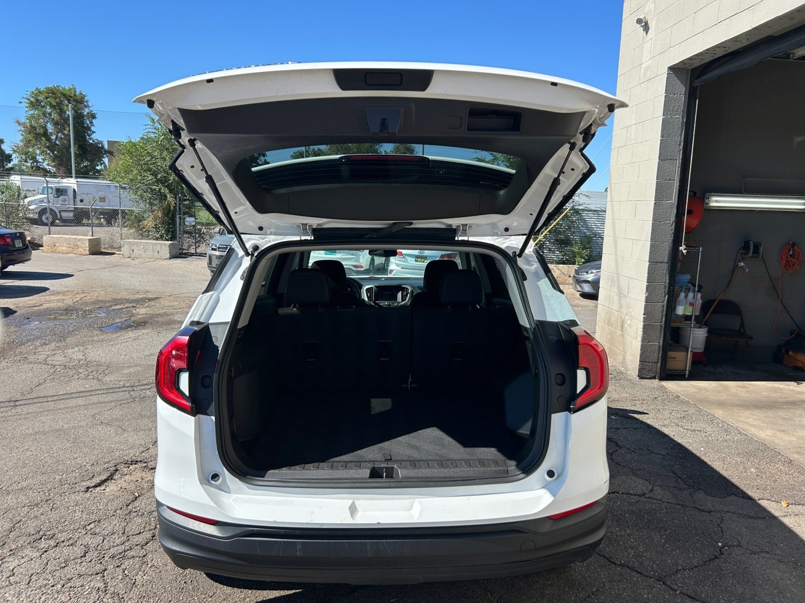 Used 2024 GMC Terrain SLE FWD image 29