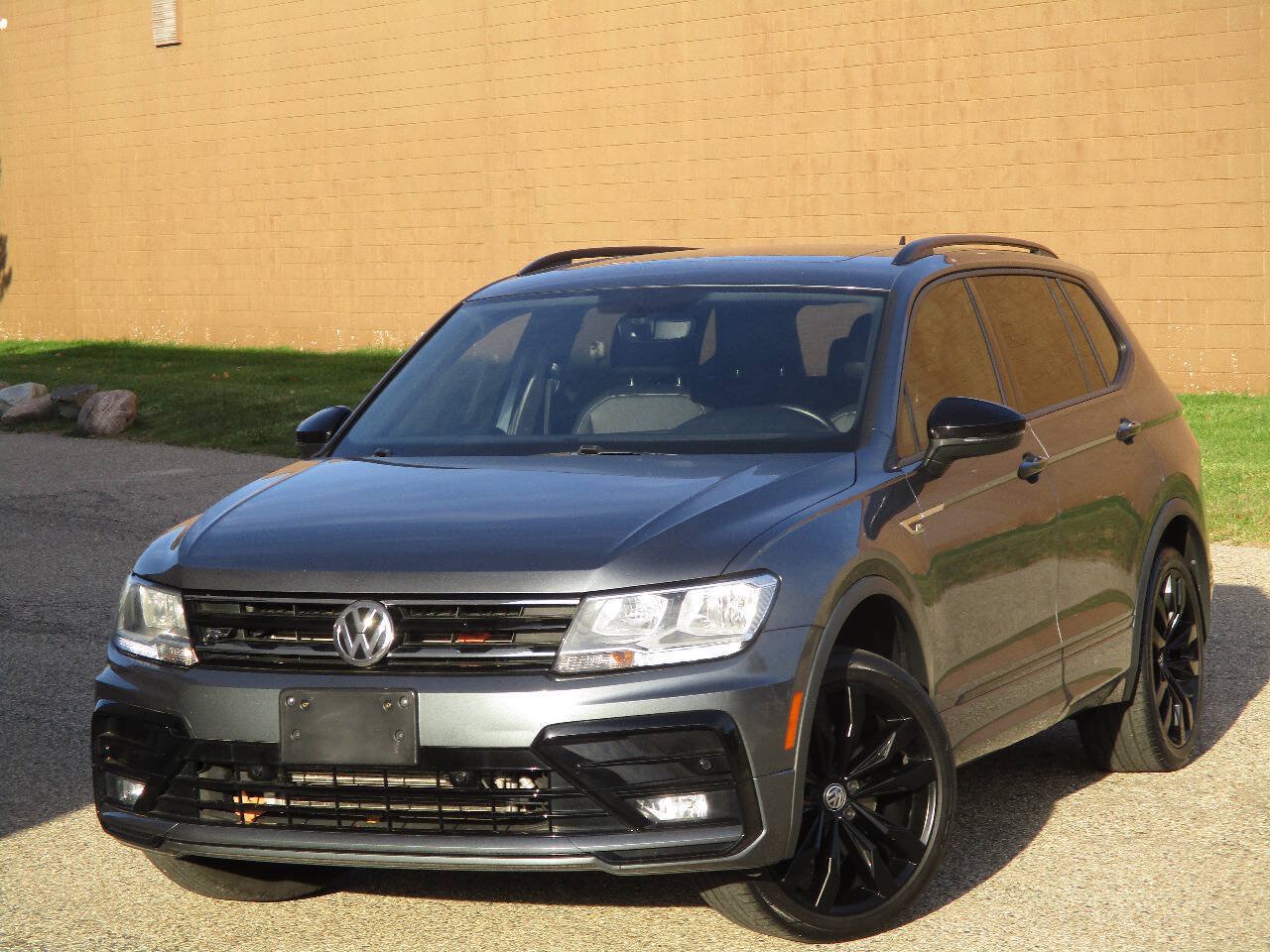 Used 2021 Volkswagen Tiguan SE R-Line FWD image 3