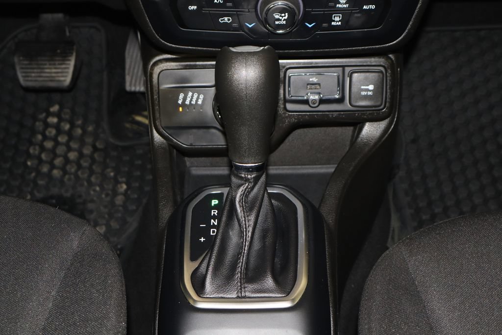 Used 2023 Jeep Renegade Latitude w/ Sun & Fun Group AWD/4WD image 27