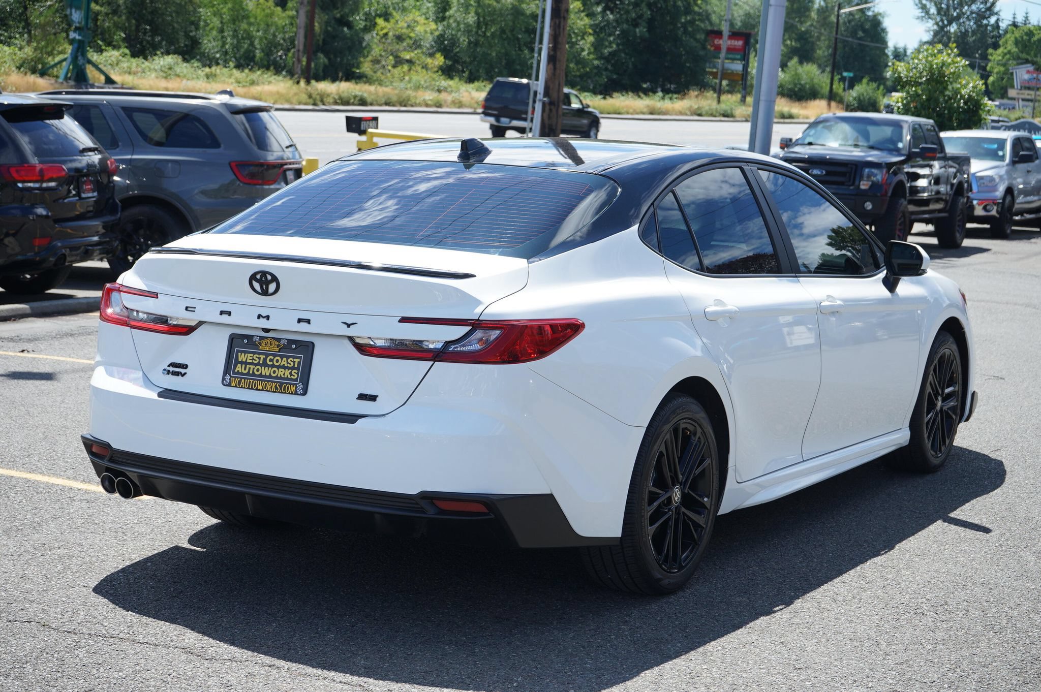 Used 2025 Toyota Camry SE w/ Multimedia Upgrade Package AWD/4WD image 5