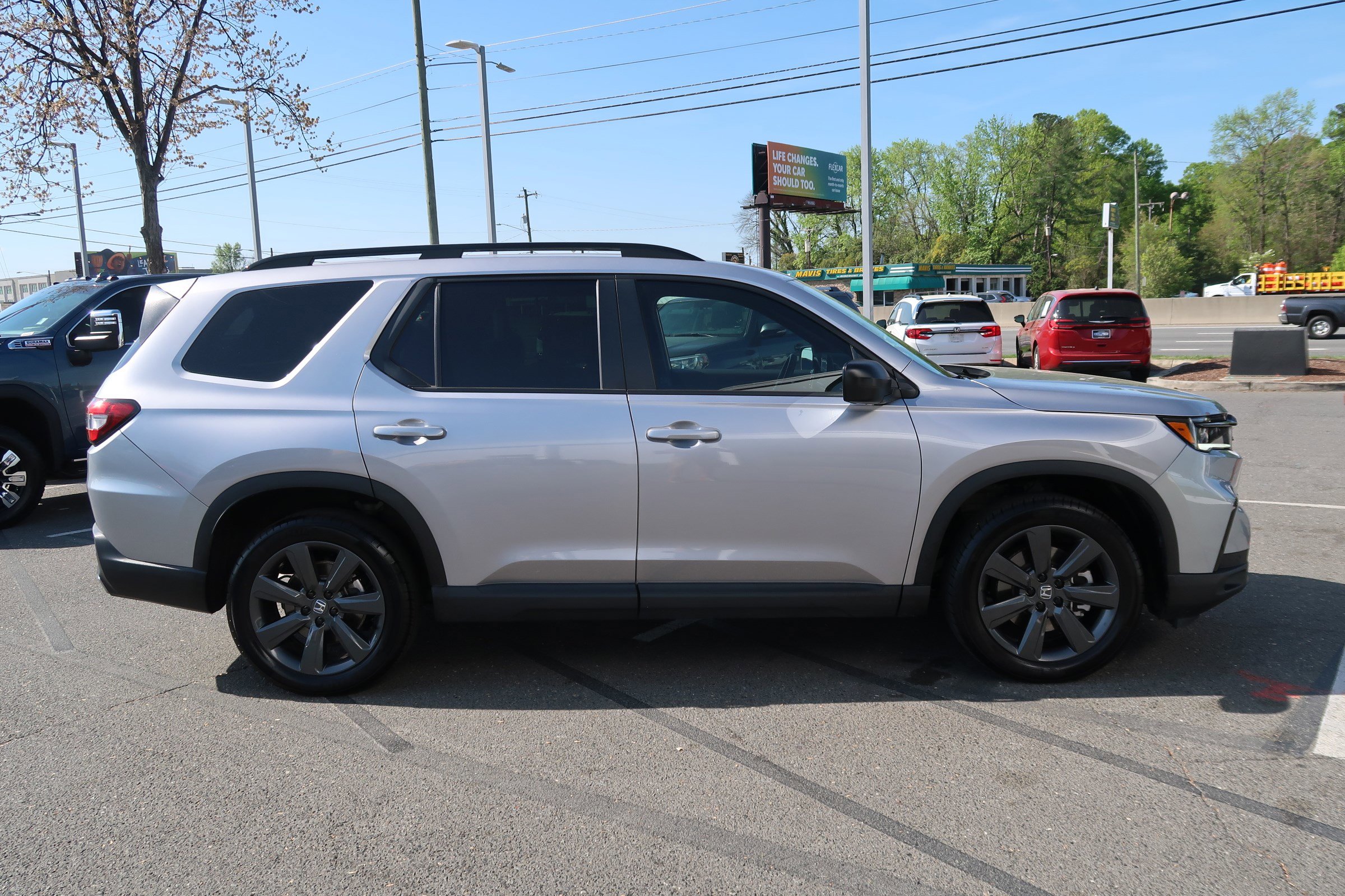 Used 2025 Honda Pilot Sport image 11